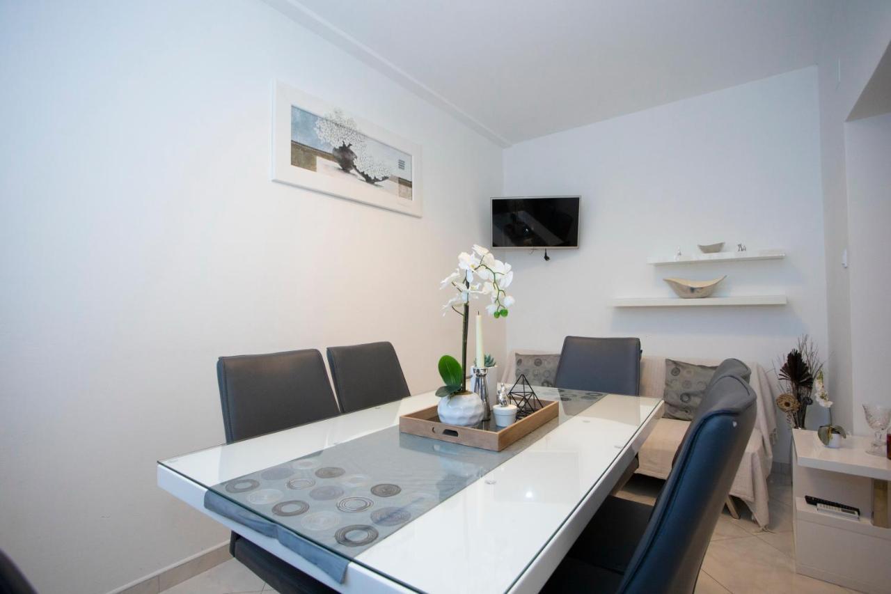 Villa Milenka - Apartmani Gorana Tučepi Buitenkant foto