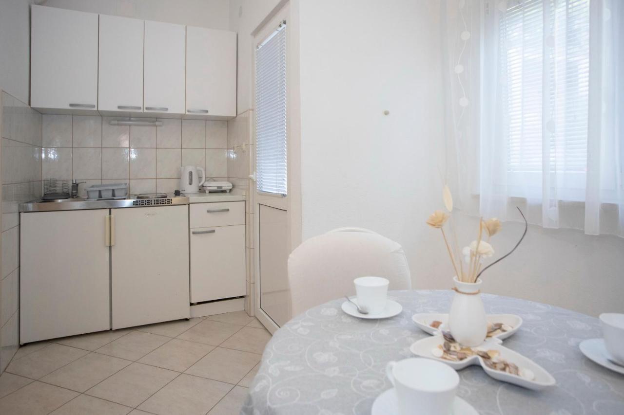 Villa Milenka - Apartmani Gorana Tučepi Buitenkant foto